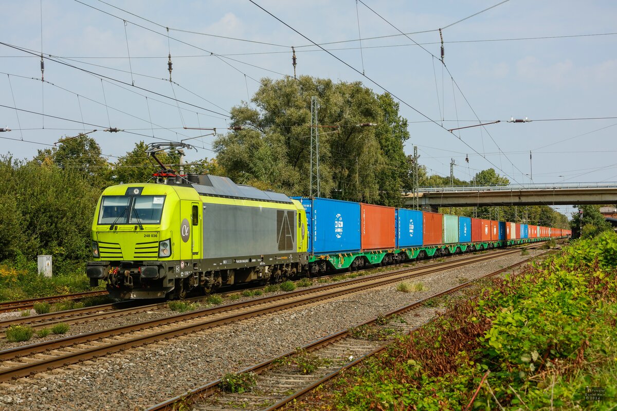 248 036 Alpha Trains mit Containerzug in Ostbevern, August 2024.