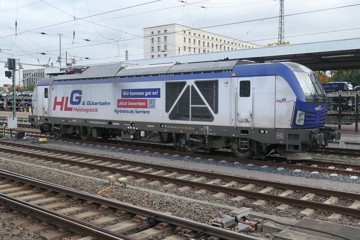 248 052 von ATLU, vermietet an die Holzlogistik Güterbahn, abgestellt in Dresden Hauptbahnhof im Oktober 2025