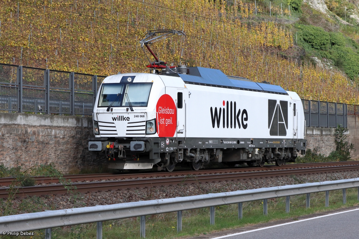 248 068 (willke) am Rhein in Hirzenach, 24. Oktober 2025