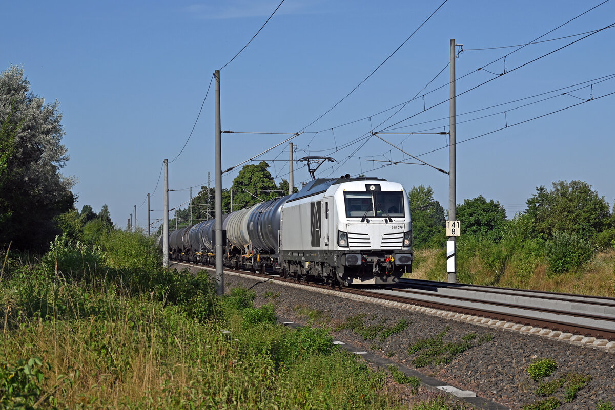 248 076 der northrail schleppte am Morgen des 25.07.26 einen Kesselwagenzug durch Brehna Richtung Bitterfeld.