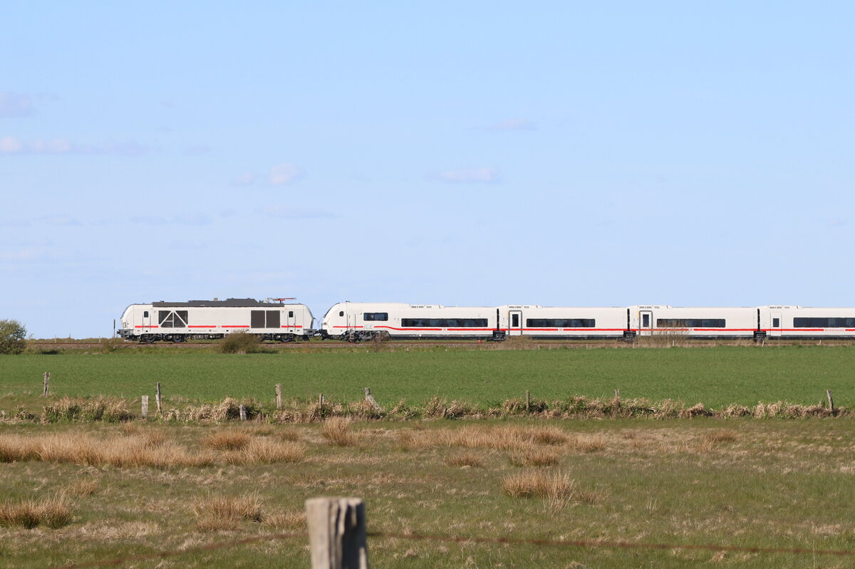 248 502 in langsamer Fahrt zwischen Morsum und Keitum unterwegs mit einem ICE-L am 28.4.26.