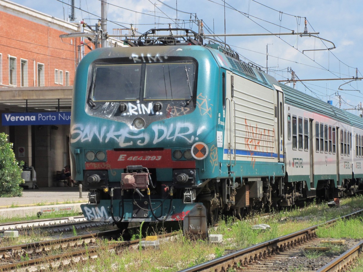 24.8.2014 12:57 FS E.464 293 mit einem Regionalzug von Trenord abgestellt in Verona Porta Nuova.