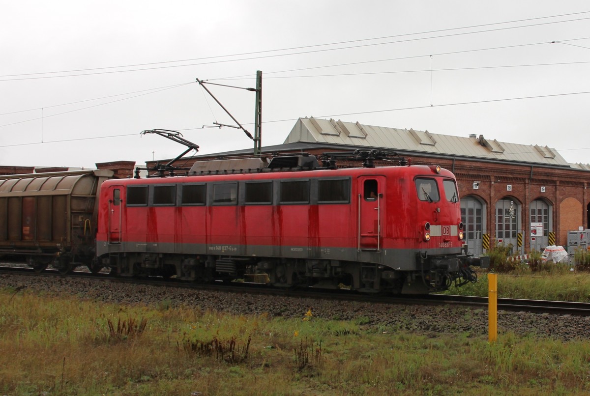 24.9.2013 Wittenberge. 140 837 mit gemischen Gterzug zur berholung, Richtung Norden