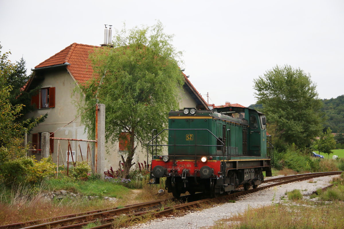 24.September 2015. 
Im Industriegebiet nähe Celje bewegt sich 642.185 zurück in den nahe gelegenen Verschiebebahnhof. 

