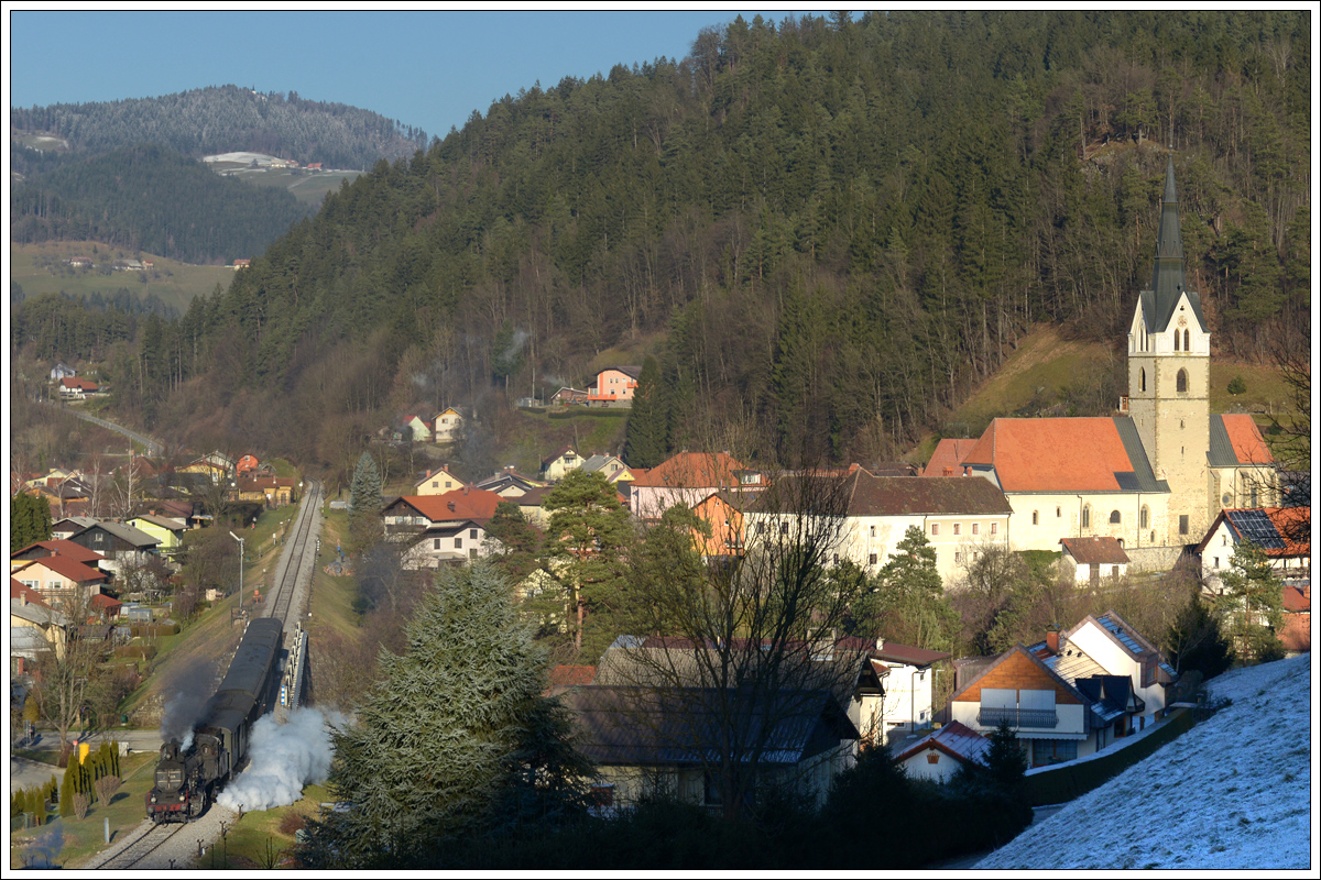 25-026 bespannte am 19.12.2017 einen Weihnachtszug von Maribor nach Dravograd, hier mit Blick auf Vuzenica.