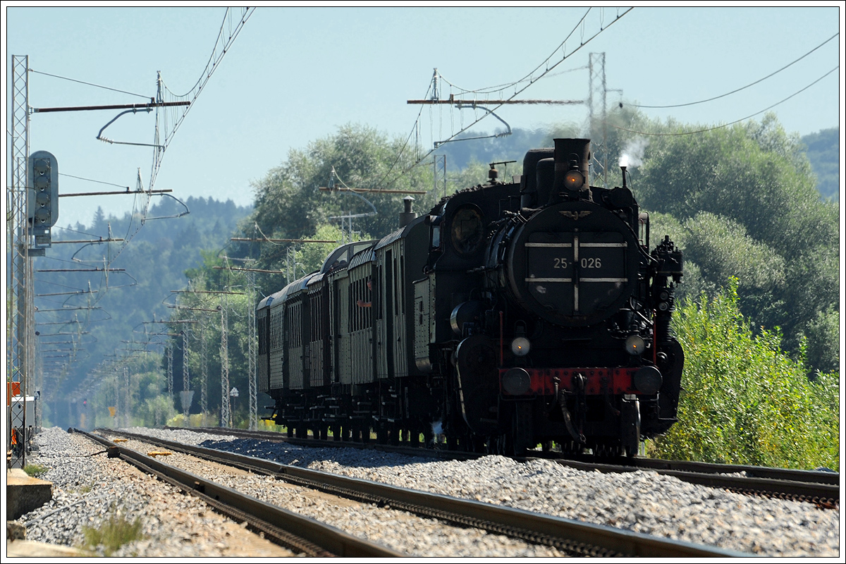 25-026 mit ihrem UEx 13425 von Imeno nach Celje am 29.8.2015, aufgenommen kurz vor der Einfahrt in Šentjur.