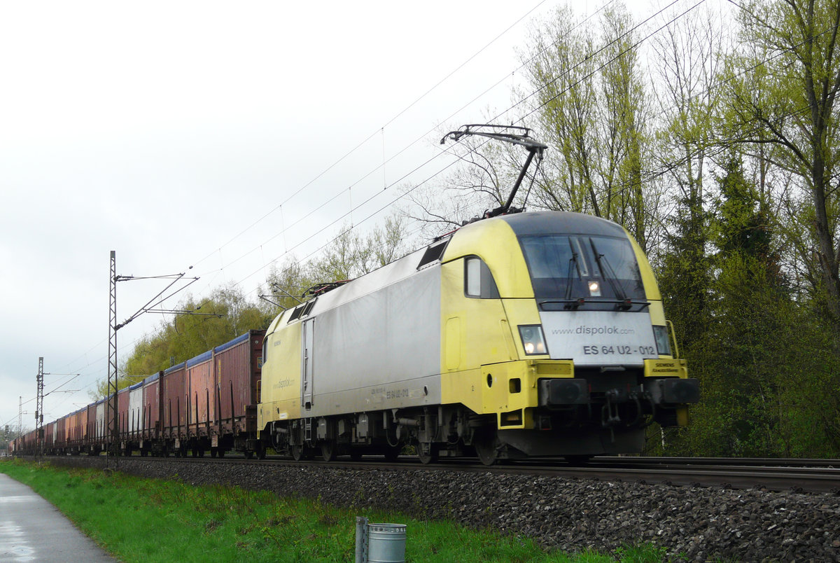 25. April 2008, vor Küps: Der tägliche Müllzug mit Duftwolke und SIEMENS-Dispolok ES 64 U2-012 (182 512) fährt in Richtung Saalfeld.