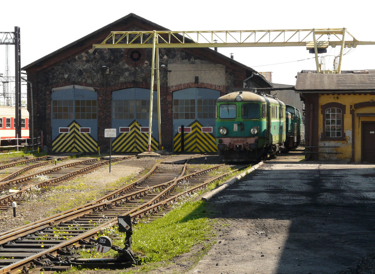 25. April 2009, Polen Auf dem Bahnhof in Jelenia Gora/Hirschberg. Ich hab die ST43-304 auch noch mal größer fotografiert. Mir gefiel aber das Ensemble im letzten Eck des Bahnhofs so gut.