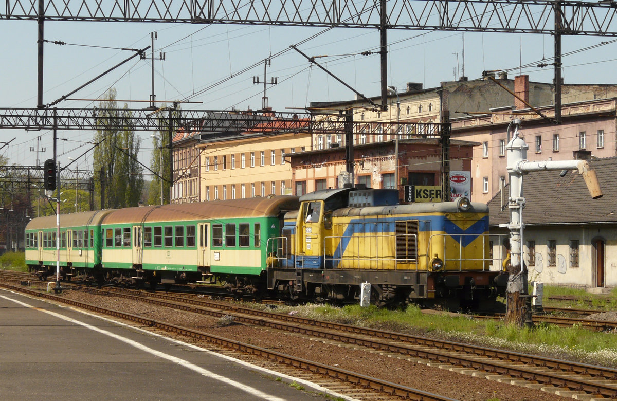 25. April 2009, Polen, Bahnhof Jelenia Gora/Hirschberg, Lok SU42 530 fährt mit einem kurzen Nahverkehrszug ein.