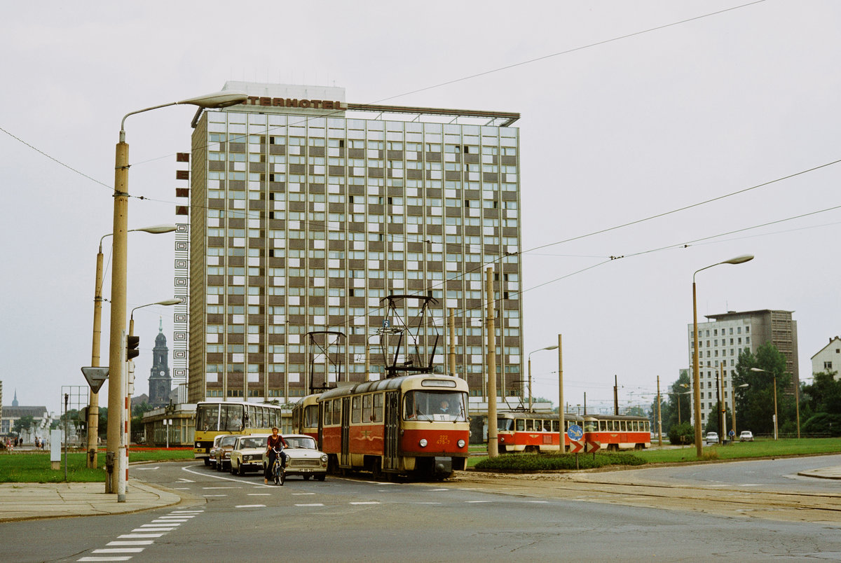 25. August 1984, Dresden, am Hauptbahnhof. Blick in Richtung Prager Straße. Aus der Leningrader Straße kommen zwei Tatra-Züge, vorn Linie 11 mit Tw 222 475. PKW-Oldtimer, ein Ikarus-Bus und eine mutige Radfahrerin warten auf das Grün der Ampel. Der Klotz ist das Hotel NEWA, im Hintergrund links die Kreuzkirche am Altmarkt. Vom gleichen Standort hat man heute einen völlig anderen (verbauten) Blick. 