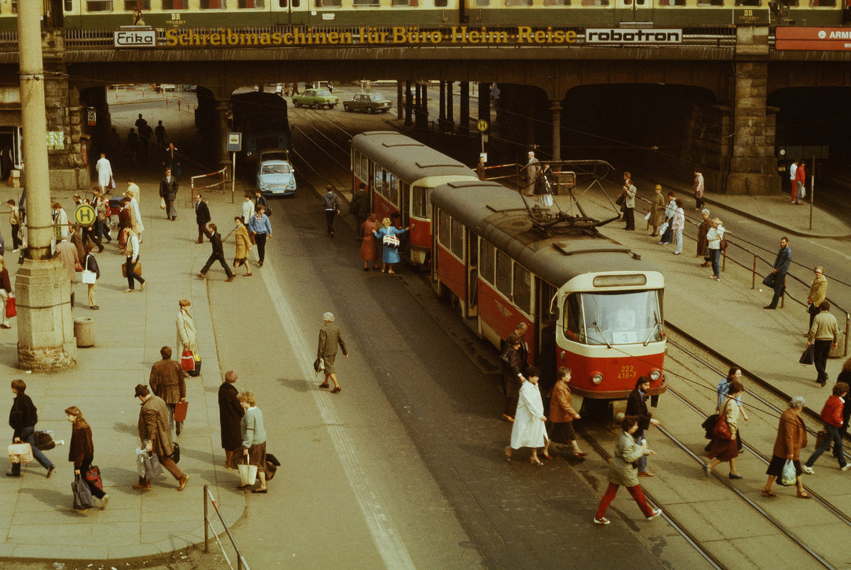 25. August 1984 Dresden: Ein TATRA-Zwei-Wagen-Zug der Straßenbahn hält am Hauptbahnhof. Tw 222 418 führt. Wen die Werbung zum Kauf einer Schreibmaschine animieren sollte, ist unklar - im Handel war kaum eine zu erwischen. Die Linie 3 begibt sich gleich auf eine leichte Bergstrecke, ihr Ziel ist die Gleisschleife am  Nürnberger Ei . 