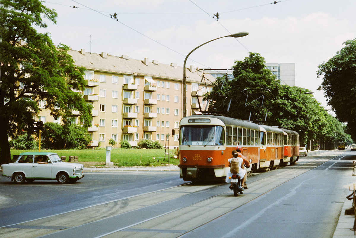 25. August 1984, Straßenbahn in Dresden. Eigentlich erwarte ich die angekündigten Pendelfahrten mit historischen Bahnen zwischen Bahnhof Neustadt und Hauptbahnhof. Auf der Wiener Straße kommt vorher dieser damals noch nicht historische Tatra-Zug der Linie 9 mit Ziel Übigau. Eingerahmt wird Tw 222 320 von zwei jetzt ebenfalls historischen Straßenfahrzeugen..