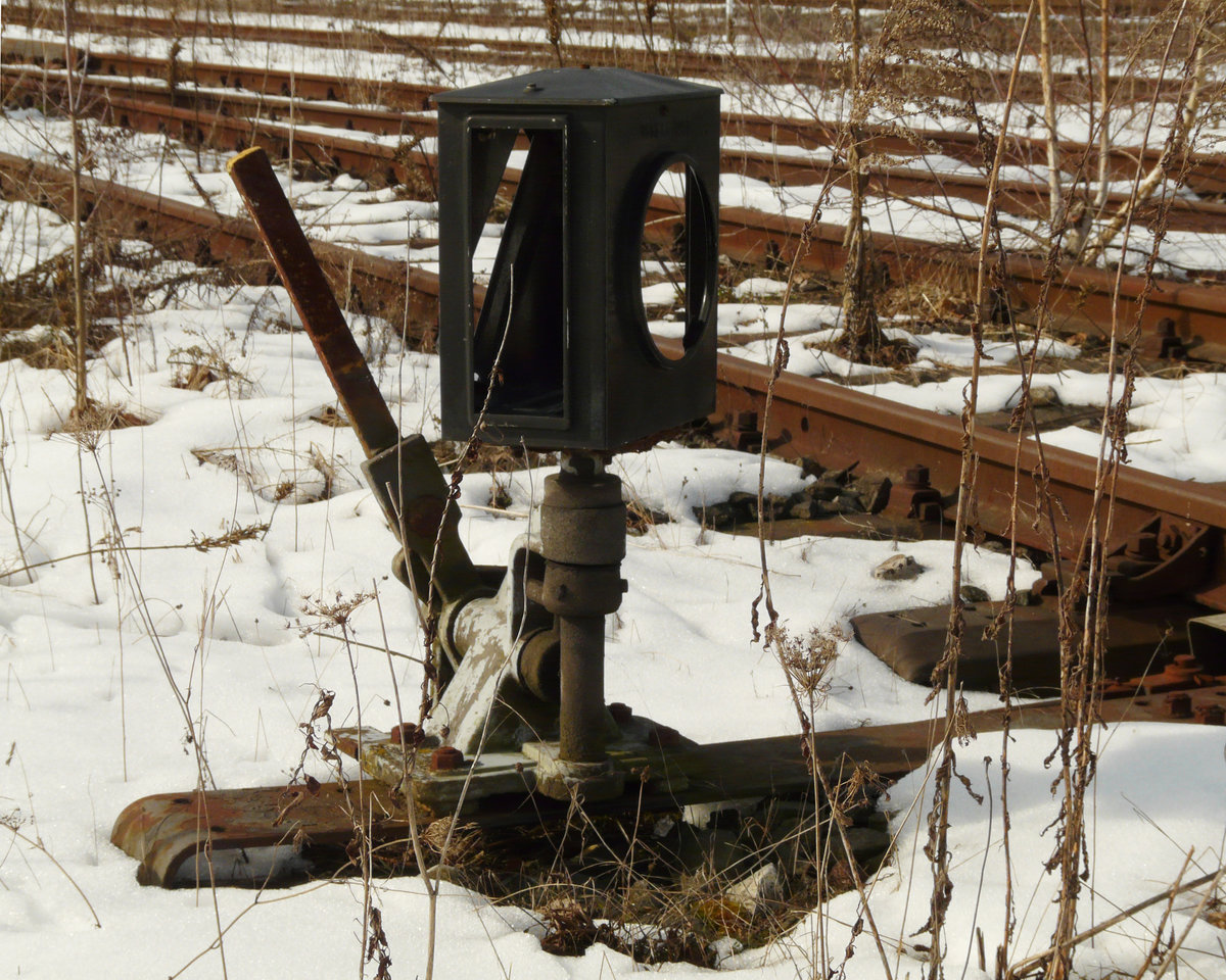 25. Februar 2009, In der Bierstadt Kulmbach hat die Bahn schon lange Hopfen und Malz an die LKW-Sparte verloren. Vom Netz abgeschnittene (zum Zeitpunkt der Aufnahme von der Ladestraße her frei zugängliche) Gütergleise an der westlichen Einfahrt des Bahnhofs Kulmbach.