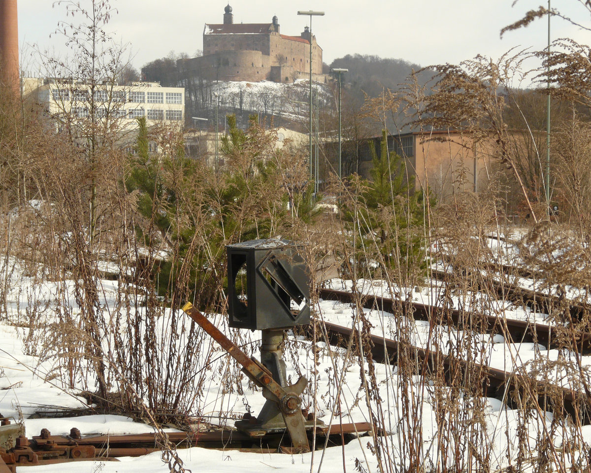 25. Februar 2009, In der Bierstadt Kulmbach hat die Bahn schon lange Hopfen und Malz an die LKW-Sparte verloren. Vom Netz abgeschnittene (zum Zeitpunkt der Aufnahme von der Ladestraße her frei zugängliche) Gütergleise an der westlichen Einfahrt des Bahnhofs Kulmbach.