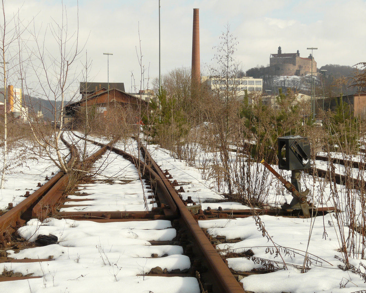 25. Februar 2009, In der Bierstadt Kulmbach hat die Bahn schon lange Hopfen und Malz an die LKW-Sparte verloren. Vom Netz abgeschnittene (zum Zeitpunkt der Aufnahme von der Ladestraße her frei zugängliche) Gütergleise an der westlichen Einfahrt des Bahnhofs Kulmbach.