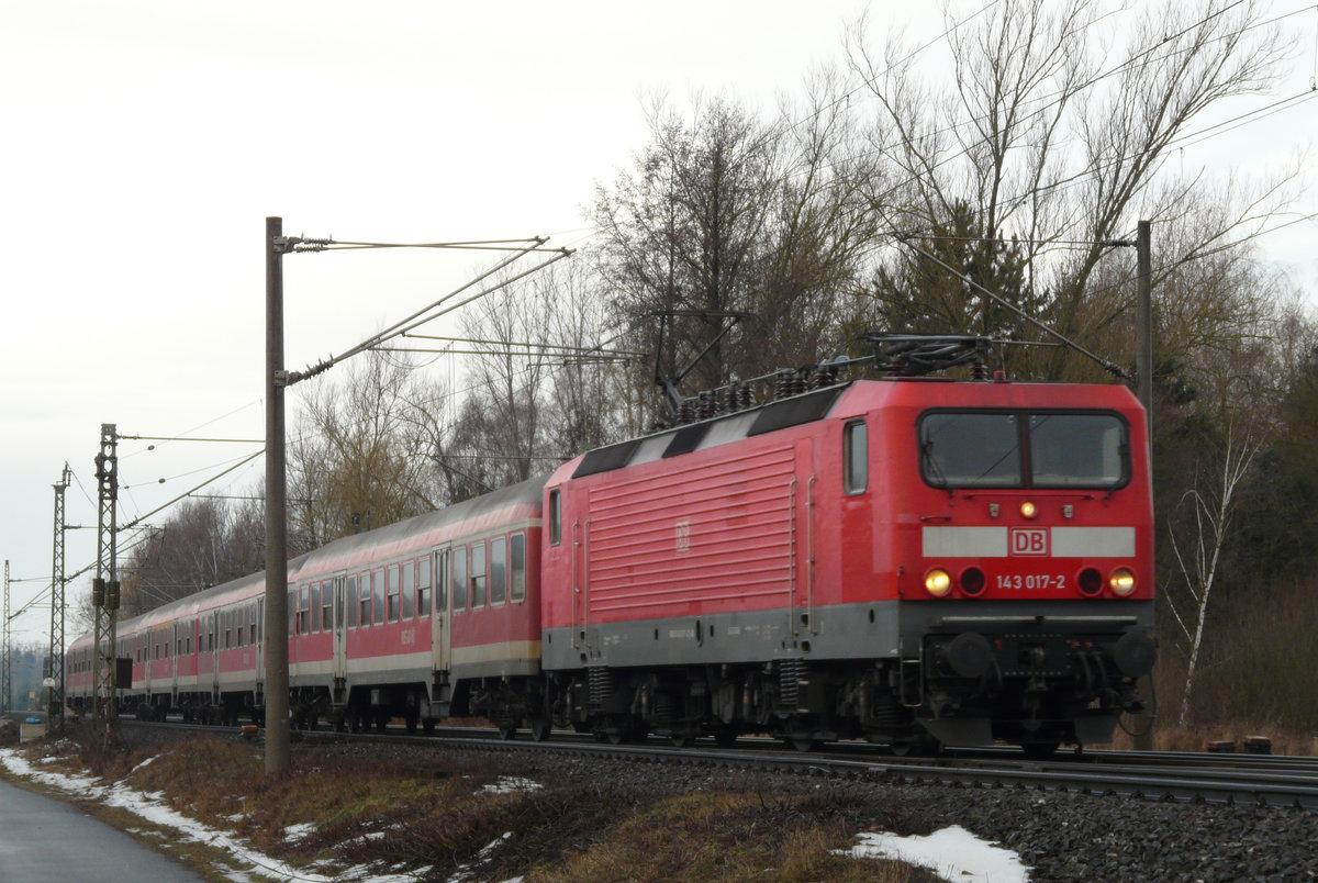 25. Februar 2010, Der aktuelle Fahrplan sah einen morgendlichen Leerzug von Lichtenfels nach Kronach vor ??? Hier rollt er in Nähe des Haltepunktes Küps seinem Ziel zu.