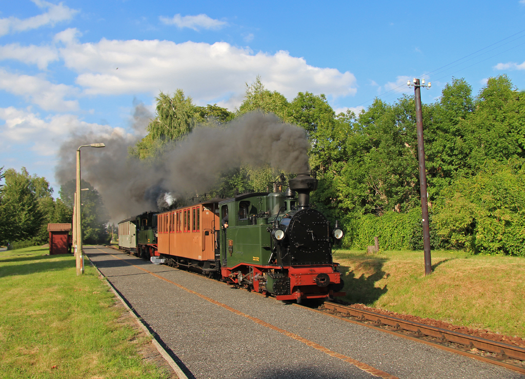 25 Jahre Zittauer Schmalspurbahn. Die I K Nr.1(54) und die IV K Nr.145 jeweils mit einem Wagen des Sachsenzuges auf der Zuführungsfahrt zur abendlichen Parade in Bertsdorf, hier in Olbersdorf-Niederdorf am 31.07.2015