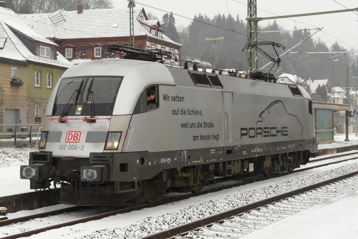 25. Januar 2010, Die  PORSCHE-Lok  182 004 kam aus Saalfeld und legte in Kronach eine längere Pause ein.