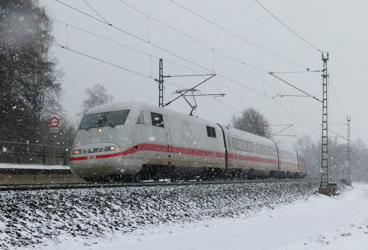 25. Januar 2011, ICE  Gelsenkirchen  (Tz 110) fährt bei heftigem Schneetreiben als ICE 915 Berlin - München in Kronach ein.