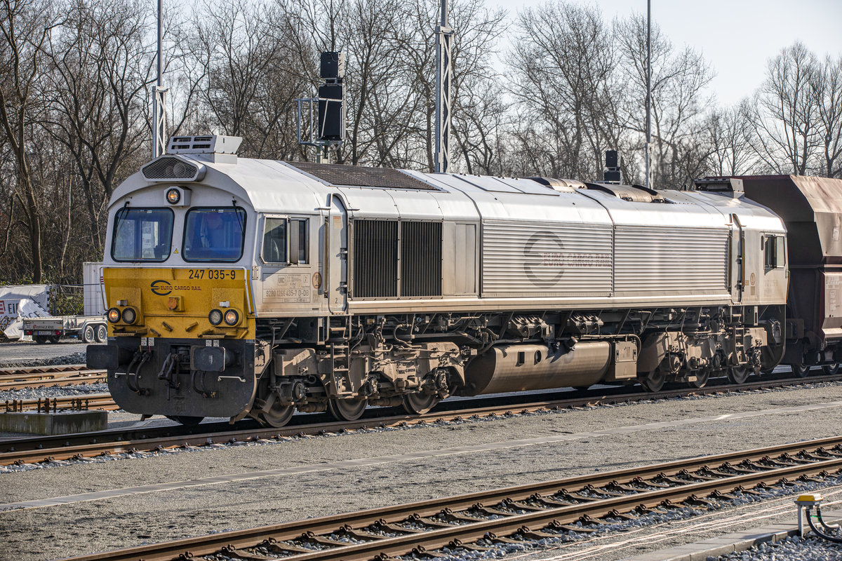 25. Januar 2021 - BR 247 035-9 der DB (Euro Cargo Rail) vor einem 32 Waggon (alles Selbstentadewagen des Typs Fans) langen Zug im Bahnhof Sande; wartet auf Weiterfahrt in Richtung Wilhelmshaven