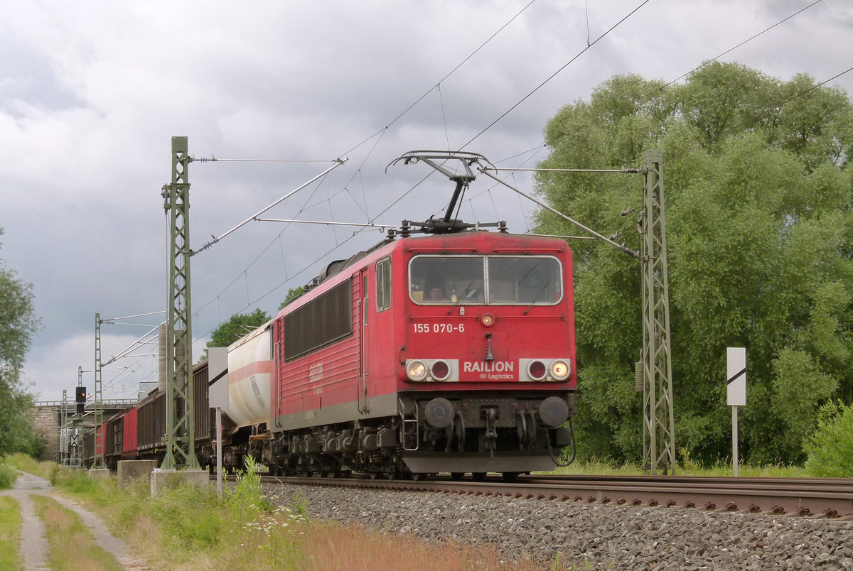 25. Juni 2013, Lok 155 070 fährt bei Johannisthal mit einem Güterzug in Richtung Saalfeld.