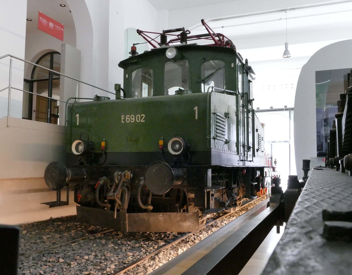 25. Juni 2016, Im Nürnberger DB-Museum steht auch E69 02, eine der ehemals auf der Lokalbahn Murnau - Oberammergau eingesetzten Lokomotiven.