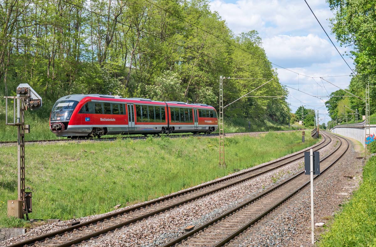 2,5 km nördlich von Crailsheim berühren sich die KBS 782 und 786 fast: 642 721 kam am 29.5.20 auf dem westlichsten Gleis aus Lauda, vor ihm das Einfahr-Vorsignal von Crailsheim für die Züge aus Ansbach. 