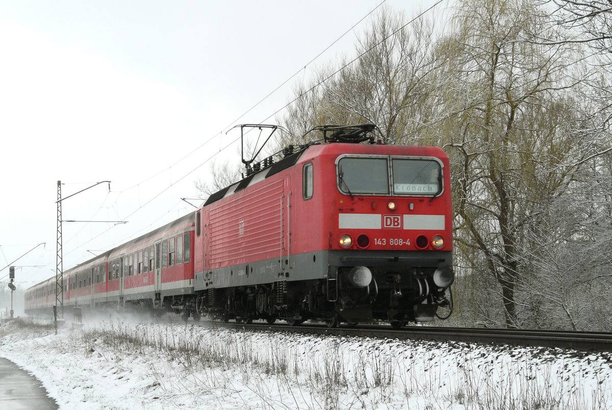 25. März 2008, Lok 143 808 fährt mit ihrem Nahverkehrszug kurz vor Küps nach Kronach.