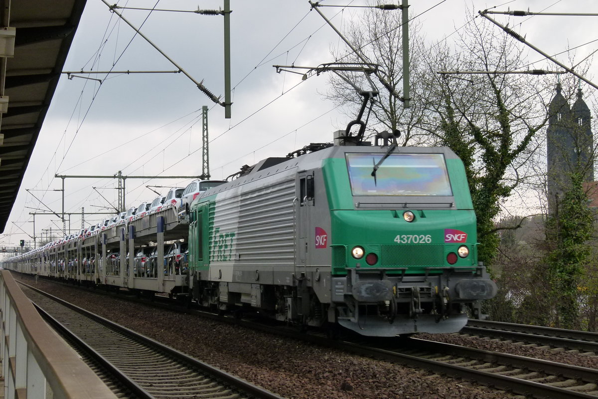 25. März 2014, Ein Skoda-Autotransportzug in Richtung Dresden-Hauptbahnhof fährt auf dem Ferngleis durch den Haltepunkt Dresden-Strehlen. Bespannt ist er mit der SNCF-Lok E37 026.