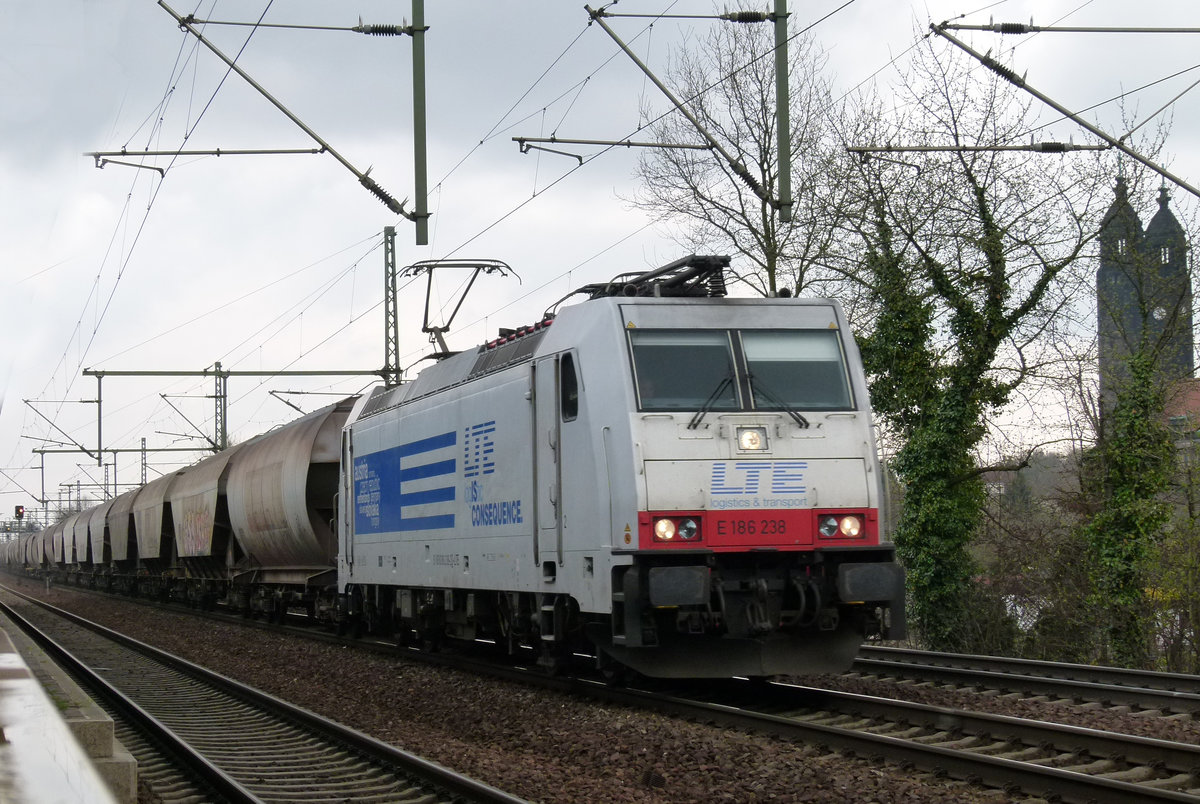 25. März 2014, Haltepunkt Dresden-Strehlen: Ein Silowagenzug in Richtung Dresden-Hauptbahnhof fährt auf einem der Ferngleise durch. Gezogen wird er von der LTE-Lok 186 238