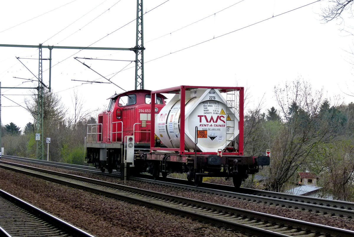 25. März 2014, Haltepunkt Dresden-Strehlen: Ein sehr bescheidener Containerzug in Richtung Heidenau fährt auf einem der Ferngleise durch.