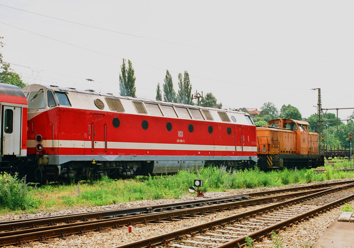 25. Mai 2000,  im Bw Saalfeld zieht 344 134-2 die Lok 219 195-5 mit ihrem Zug durch die Waschanlage.