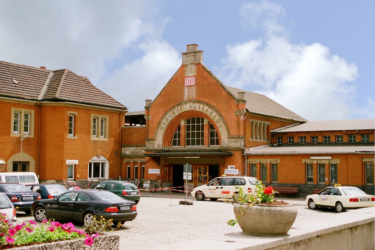 25. Mai 2000	Bahnhofsvorplatz und Bahnhof Saalfeld