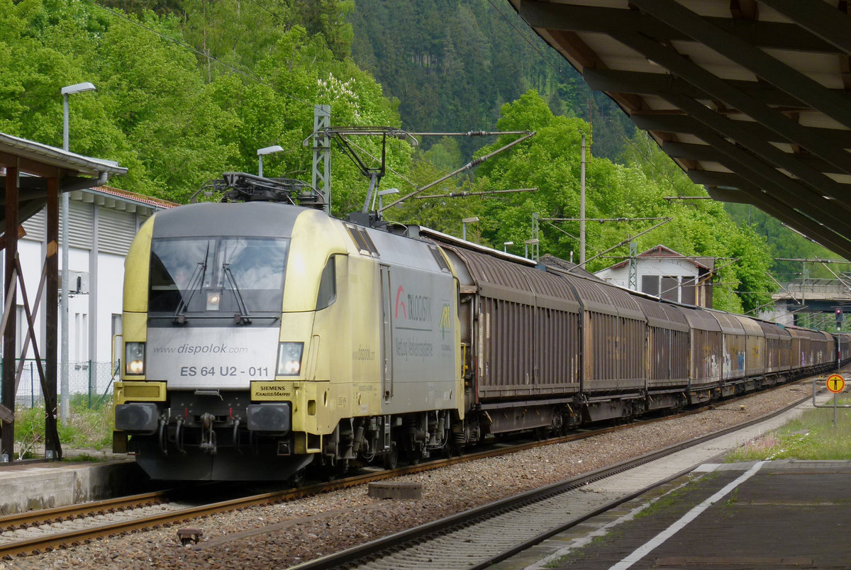 25. Mai 2013, Ein Güterzug in Richtung Saalfeld fährt durch den Bahnhof Probstzella. Zuglok ist ES 64 U2-011 (182 511).