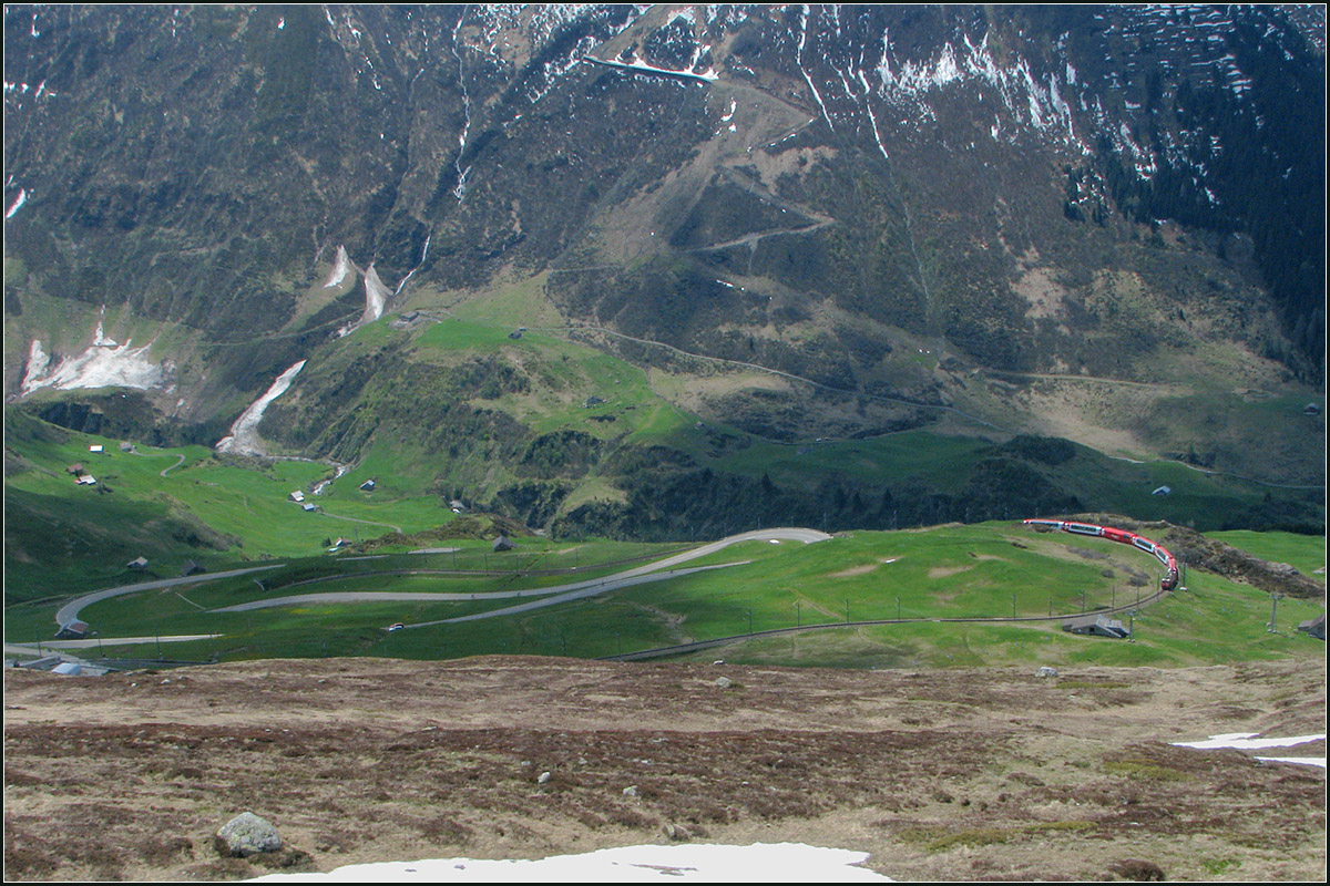 25 Minuten später -

... erreicht der selbe Clacier-Express die oberste Kehre der Hangstrecke Andermatt - Nätschen.

Diesen Zick-Zack-Weg auf der gegenüberliegenden Hangseite sind wir auch mal hoch gewandert, was wieder ganz andere Blickwinkel auf Strecke nach Nätschen rauf ermöglichte. 

23.05.2008 (J)