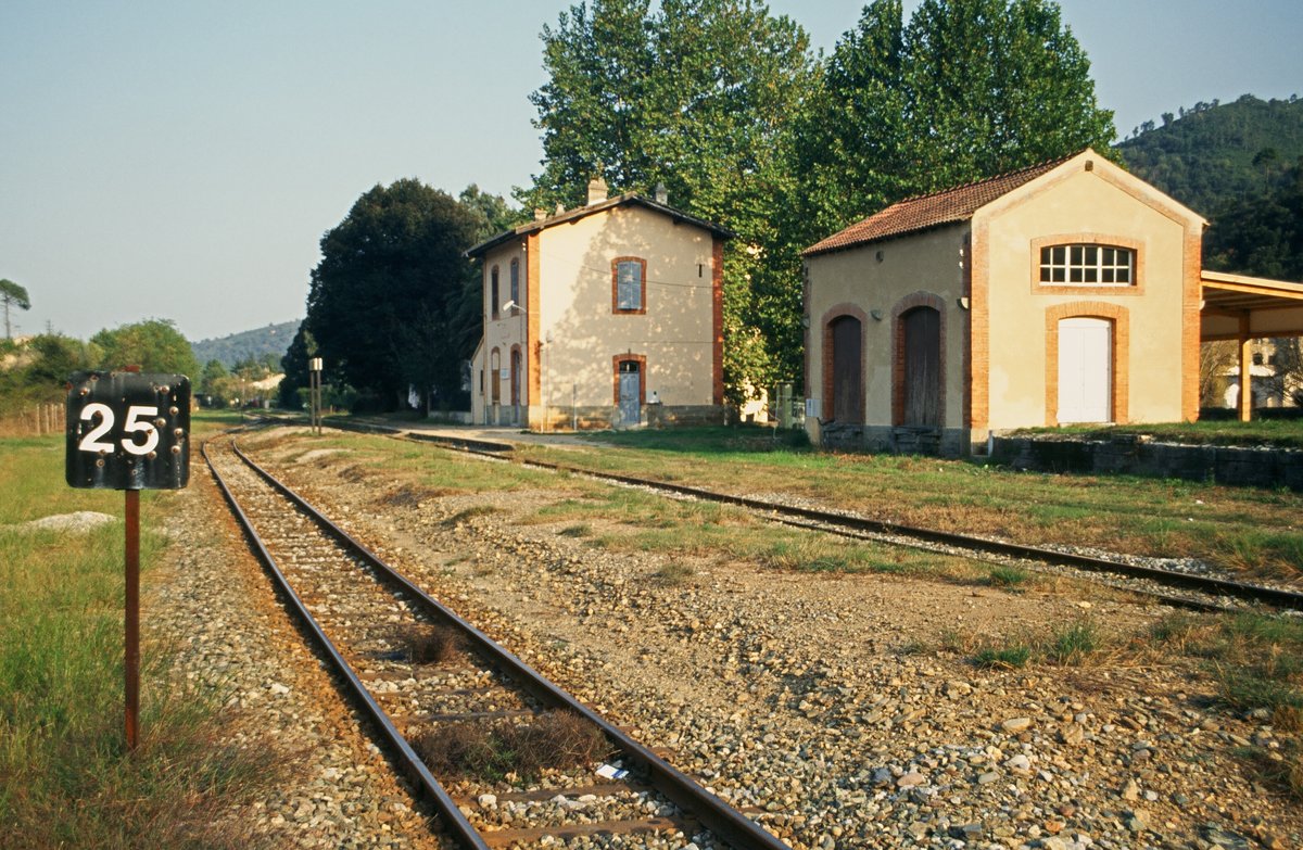 25. Oktober 1995, Das Gelände des Bahnhofs Ponte Leccia der Eisenbahn auf der Insel Korsika.
