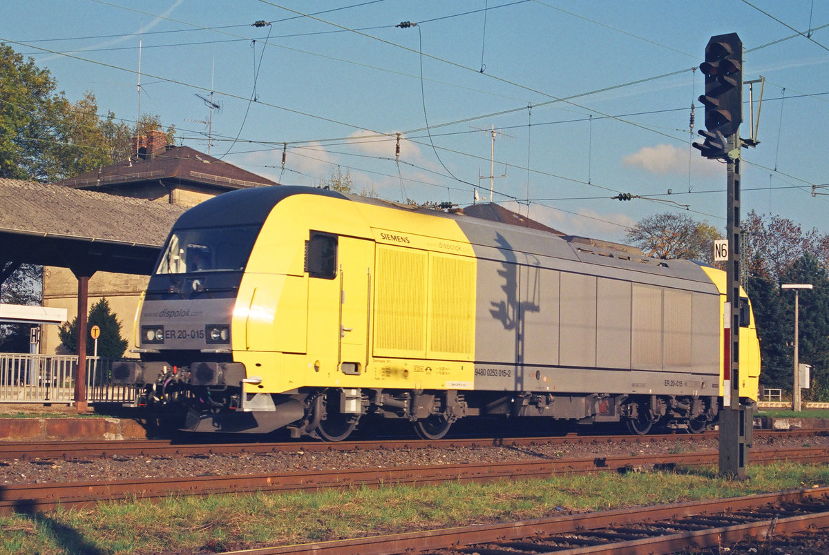 25. Oktober 2006, im Bahnhof Hochstadt-Marktzeuln rangiert die Siemens-Dispolok ER 20-015. Zur damaligen Zeit konnte ich fast täglich einen aus Richtung Neuenmarkt-Wirsberg kommenden Güterzug beobachten, der hier  Kopf machte  und seine Fahrt in Richtung Kronach - Saalfeld fortsetzte.