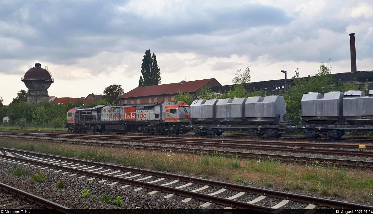 250 003-1 (V 330.6 | Bombardier DE-AC33C) tigert mit ihren Kalkkübelwagen durch den Bahnhof Aschersleben auf Gleis 7 Richtung Harz.
Aufgenommen von Bahnsteig 1.

🧰 Havelländische Eisenbahn AG (HVLE)
🕓 13.8.2021 | 19:24 Uhr

(Smartphone-Aufnahme)