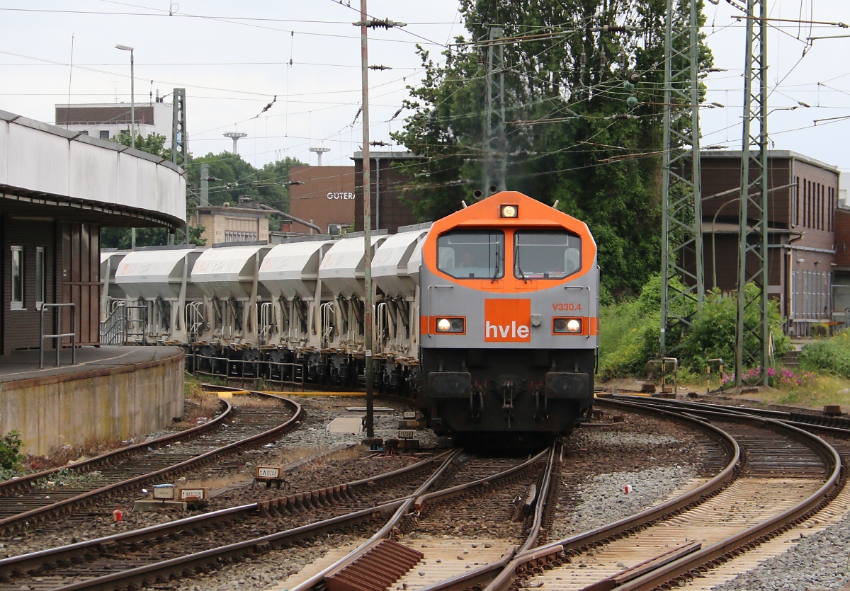 250 004-9 (V330.04) der HVLE schiebt sich im Bremer Hauptbahnhof mit einem Kieszug um's Eck. Aufgenommen am 19.06.2014.