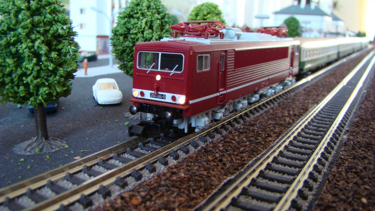 250 094-0 der DR von Minitrix, Epoche IV, Anlage 2.