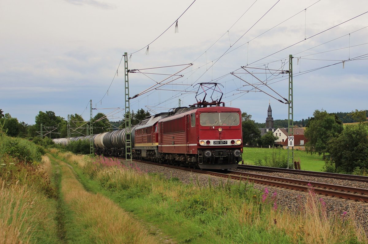 250 137-7 und 132 109-0 (LEG) zu sehen am 27.07.17 in Limbach/V. mit dem Kesselzug nach Sand Hafen. Gruß an den Tf!