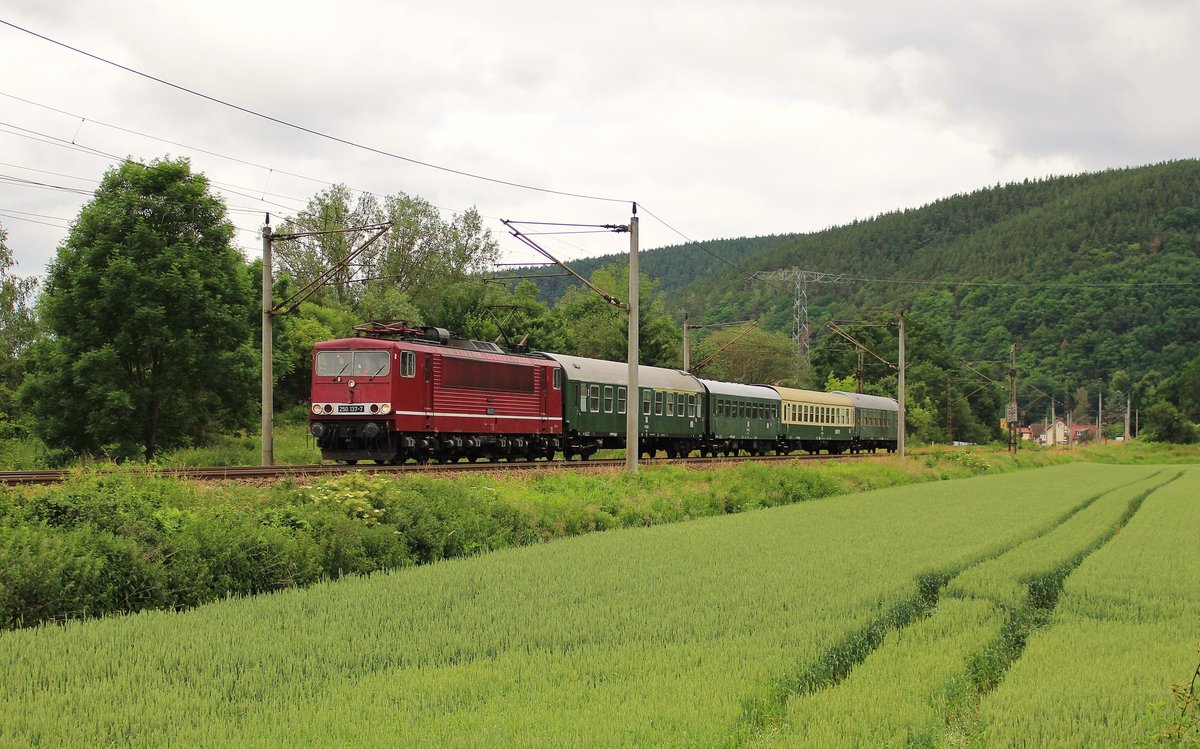 250 137-7 (LEG) fuhr am 17.06.17 den Piko-Sonderzug von Leipzig nach Pressig Rothenkirchen. Wegen Bauarbeiten mussten die Reisenden mit Bussen nach Sonneberg ins Piko Werk gebracht werden. Hier ist der Zug in Remschütz zu sehen.
