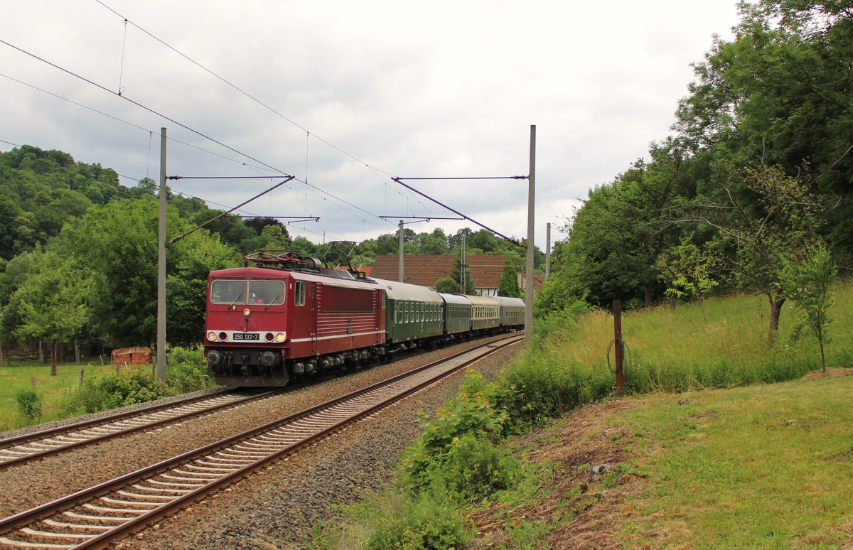 250 137-7 (LEG) fuhr am 17.06.17 den Piko-Sonderzug von Leipzig nach Pressig Rothenkirchen. Wegen Bauarbeiten mussten die Reisenden mit Bussen nach Sonneberg ins Piko Werk gebracht werden. Hier ist der Zug in Obernitz zu sehen.
