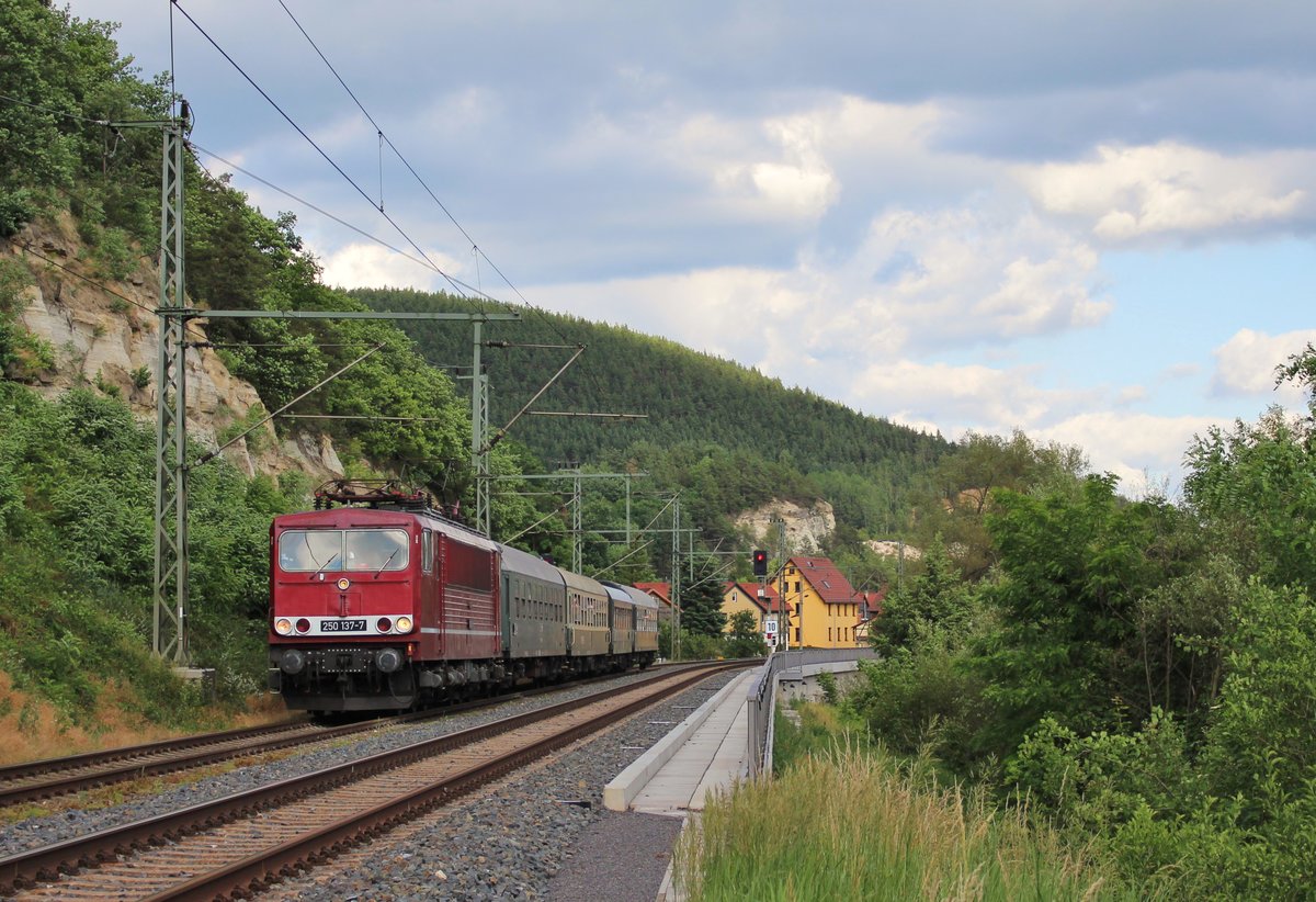 250 137-7 (LEG) fuhr am 17.06.17 den Piko-Sonderzug von Leipzig nach Pressig Rothenkirchen. Wegen Bauarbeiten mussten die Reisenden mit Bussen nach Sonneberg ins Piko Werk gebracht werden. Hier ist der Zug bei der Rückfahrt in Remschütz zu sehen. Gruß an den Tf!