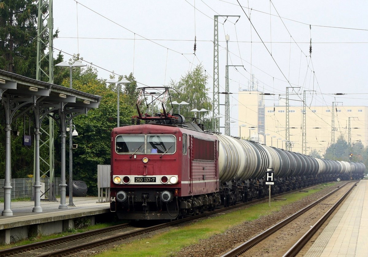250 137-7 der Leipziger Eisenbahngesellschaft mit Kesselwagen durch Anklam am 24.09.2019