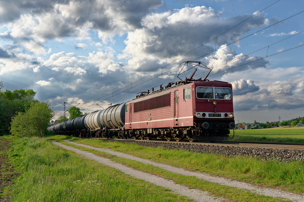 250 137 LEG mit einem Kesselzug bei Postbauer-Heng Richtung Regensburg, 10.05.2020