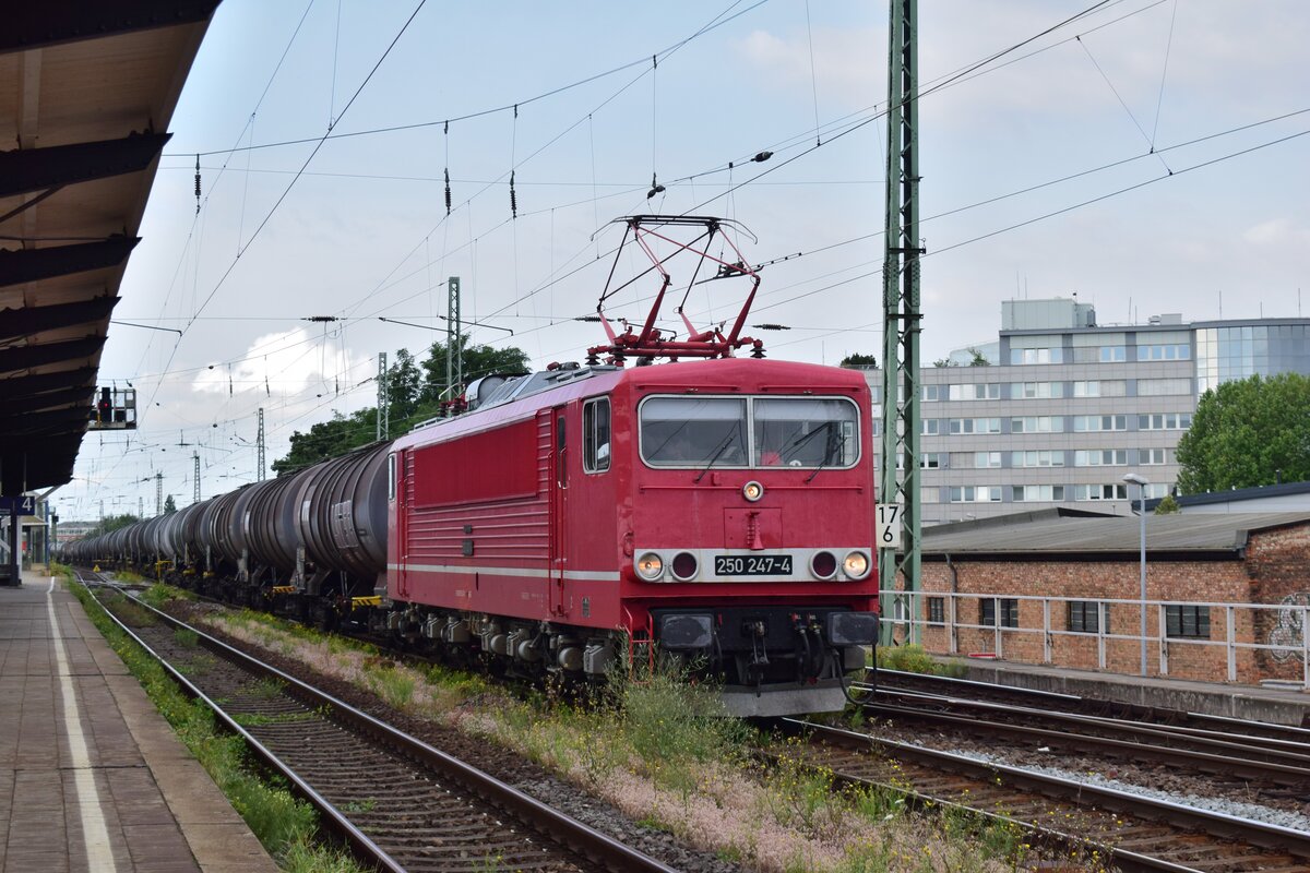 250 247-4 kommt mit Kesselwagen durch Magdeburg Neustadt in Richtung Magdeburg Rothensee gefahren.

Magdeburg 03.08.2021