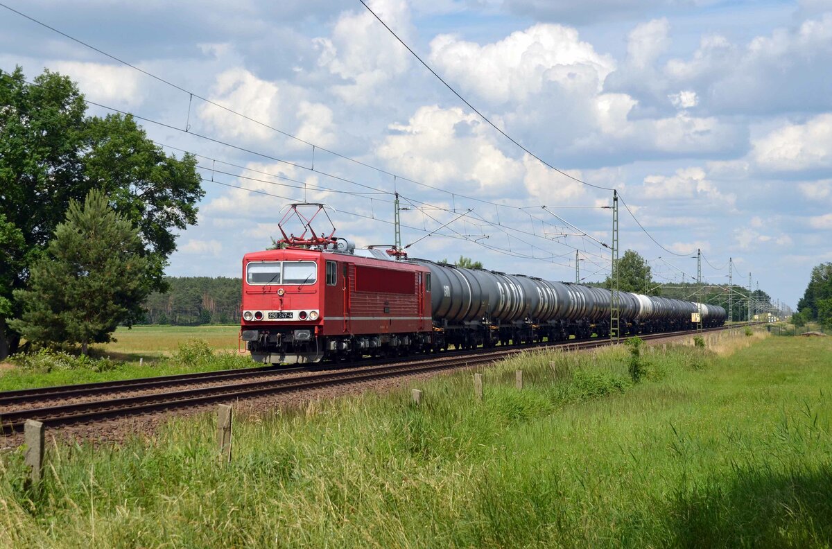 250 247 der LEG schleppte am 27.06.21 einen Kesselwagenzug durch Radis Richtung Bitterfeld.