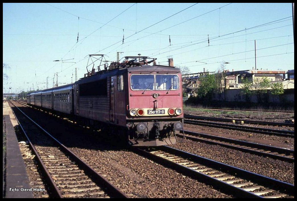 250117 fährt am 2.5.1990 um 17.20 Uhr mit einem Personenzug aus Dresden in Radebeul ein.