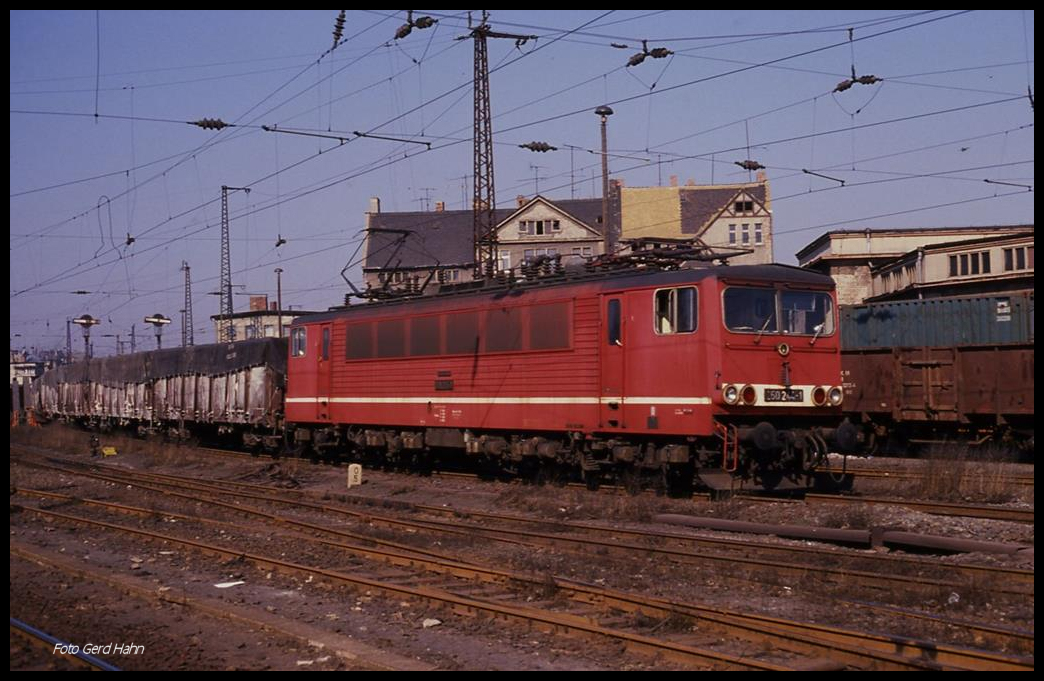 250244 fährt am 18.3.1990 mit einem Güterzug durch den HBF Halle an der Saale.